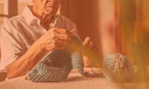 一个老人在编织.